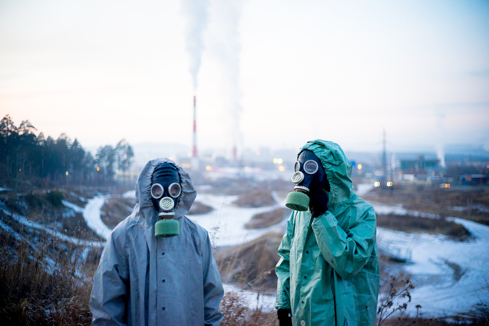 戴防毒面具的人.jpg